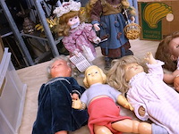 Verzameling poppen (w.o. antiek en porselein) in doos - afbeelding 2 van  5