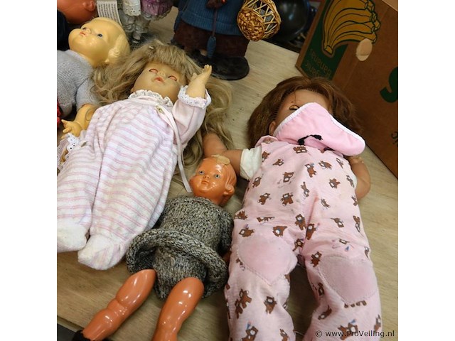 Verzameling poppen (w.o. antiek en porselein) in doos - afbeelding 3 van  5