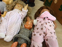 Verzameling poppen (w.o. antiek en porselein) in doos - afbeelding 3 van  5