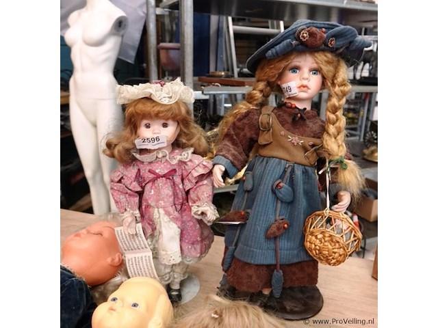 Verzameling poppen (w.o. antiek en porselein) in doos - afbeelding 4 van  5