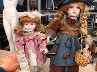 Verzameling poppen (w.o. antiek en porselein) in doos - afbeelding 4 van  5