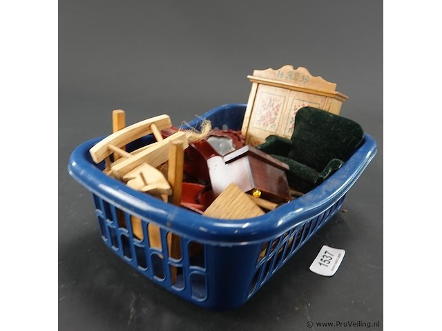 Verzameling poppenhuis meubels in plastic mand - afbeelding 1 van  5