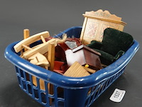 Verzameling poppenhuis meubels in plastic mand - afbeelding 1 van  5