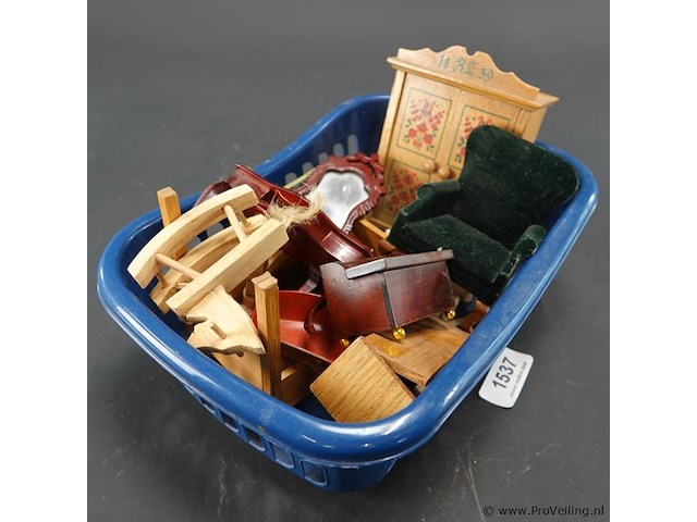 Verzameling poppenhuis meubels in plastic mand - afbeelding 2 van  5