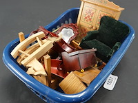 Verzameling poppenhuis meubels in plastic mand - afbeelding 2 van  5