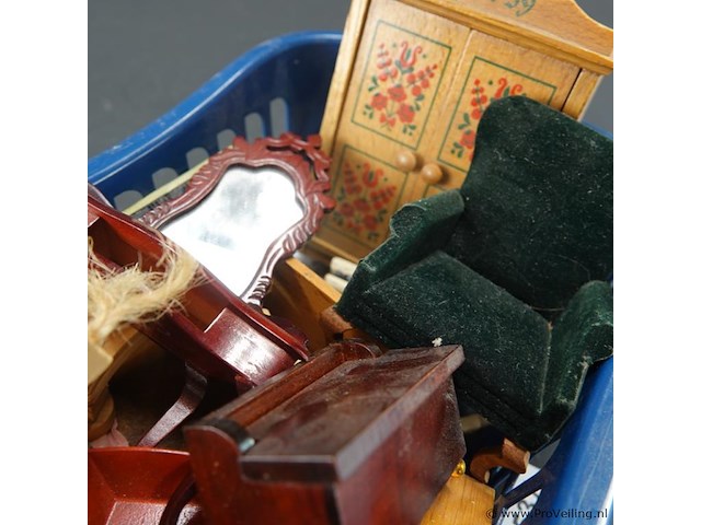 Verzameling poppenhuis meubels in plastic mand - afbeelding 3 van  5
