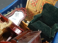 Verzameling poppenhuis meubels in plastic mand - afbeelding 3 van  5