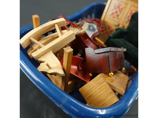 Verzameling poppenhuis meubels in plastic mand - afbeelding 4 van  5