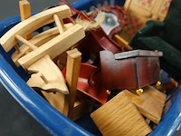 Verzameling poppenhuis meubels in plastic mand - afbeelding 4 van  5