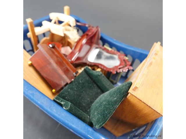 Verzameling poppenhuis meubels in plastic mand - afbeelding 5 van  5