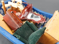 Verzameling poppenhuis meubels in plastic mand - afbeelding 5 van  5
