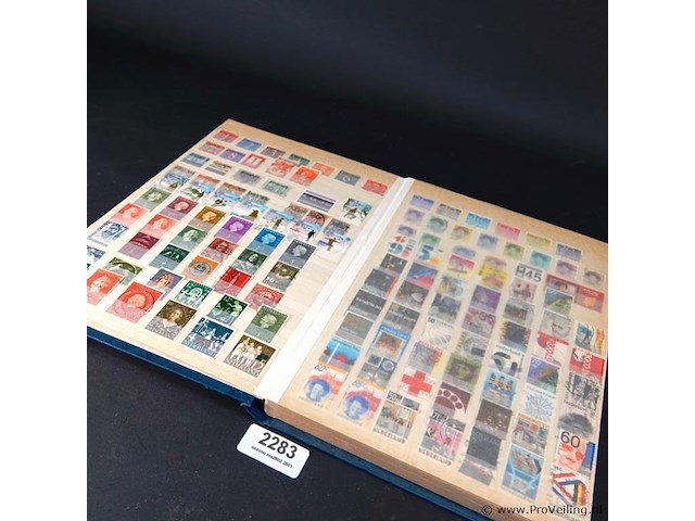 Verzameling postzegels in postzegelboek - afbeelding 1 van  5