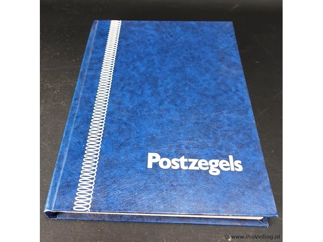Verzameling postzegels in postzegelboek - afbeelding 2 van  5