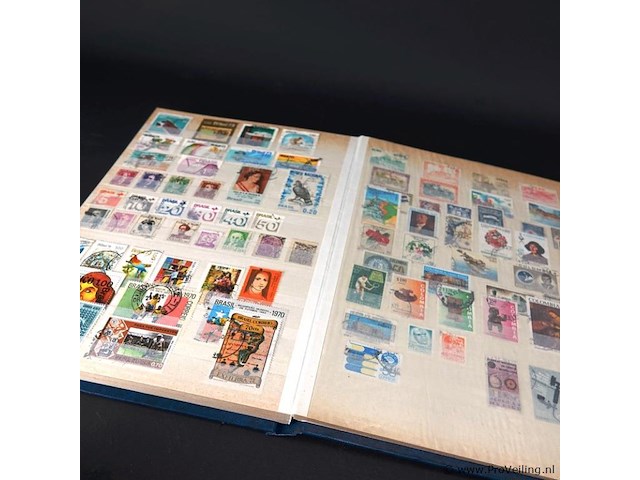 Verzameling postzegels in postzegelboek - afbeelding 3 van  5