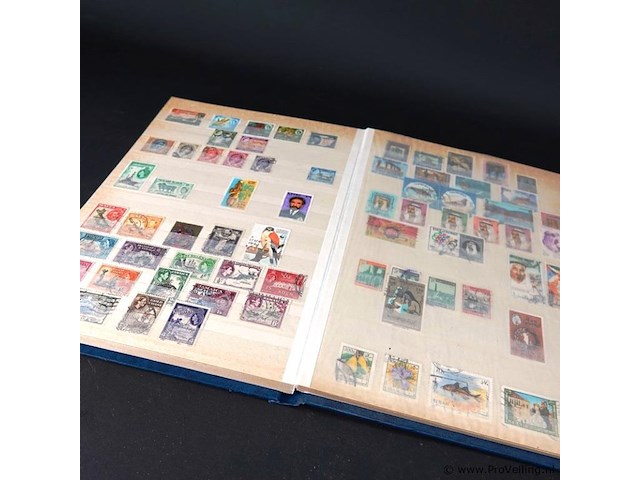 Verzameling postzegels in postzegelboek - afbeelding 4 van  5