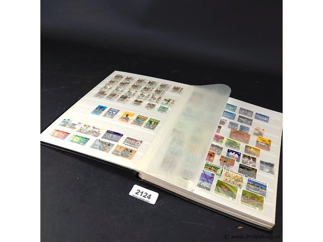 Verzameling postzegels in zegelboek - afbeelding 1 van  5