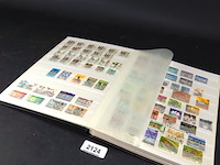 Verzameling postzegels in zegelboek - afbeelding 1 van  5