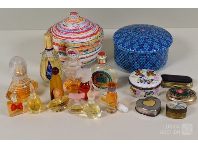 Verzameling snuisterijen/parfum - afbeelding 1 van  4