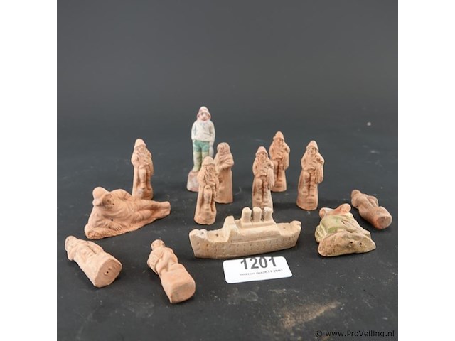 Verzameling terracotta figuren - afbeelding 1 van  5