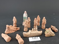Verzameling terracotta figuren - afbeelding 1 van  5