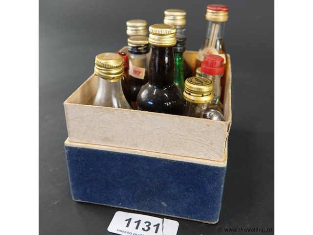 Verzameling vintage miniatuurflesjes (mignons) met diverse soorten alcoholische dranken. - afbeelding 1 van  5