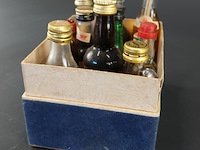 Verzameling vintage miniatuurflesjes (mignons) met diverse soorten alcoholische dranken. - afbeelding 1 van  5