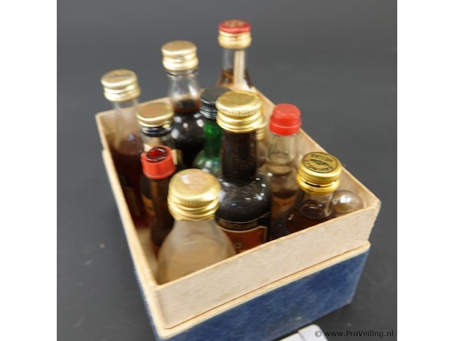 Verzameling vintage miniatuurflesjes (mignons) met diverse soorten alcoholische dranken. - afbeelding 2 van  5