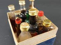 Verzameling vintage miniatuurflesjes (mignons) met diverse soorten alcoholische dranken. - afbeelding 2 van  5