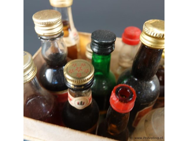 Verzameling vintage miniatuurflesjes (mignons) met diverse soorten alcoholische dranken. - afbeelding 4 van  5