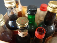 Verzameling vintage miniatuurflesjes (mignons) met diverse soorten alcoholische dranken. - afbeelding 4 van  5