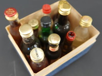 Verzameling vintage miniatuurflesjes (mignons) met diverse soorten alcoholische dranken. - afbeelding 5 van  5