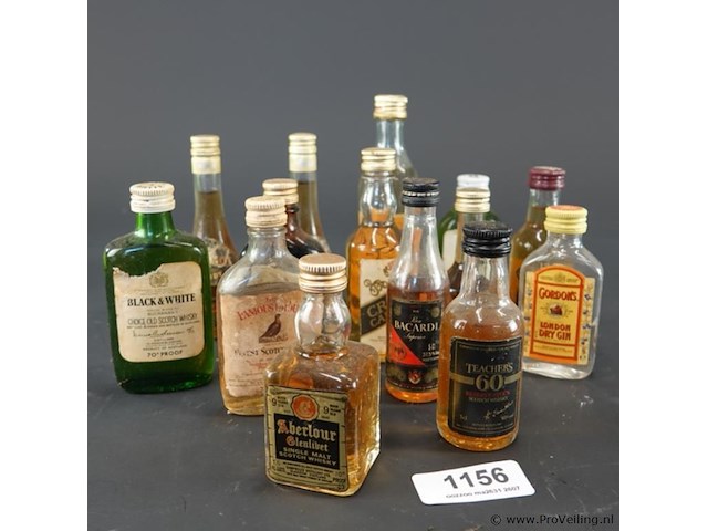 Verzameling vintage miniatuurflesjes (mignons) met diverse soorten alcoholische dranken. - afbeelding 1 van  4
