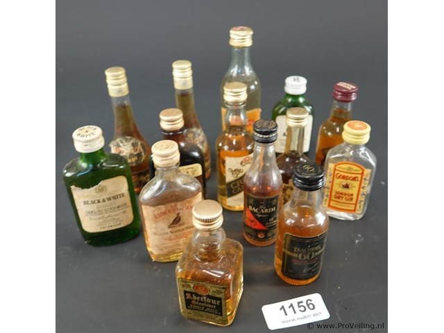 Verzameling vintage miniatuurflesjes (mignons) met diverse soorten alcoholische dranken. - afbeelding 2 van  4