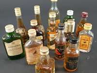 Verzameling vintage miniatuurflesjes (mignons) met diverse soorten alcoholische dranken. - afbeelding 2 van  4