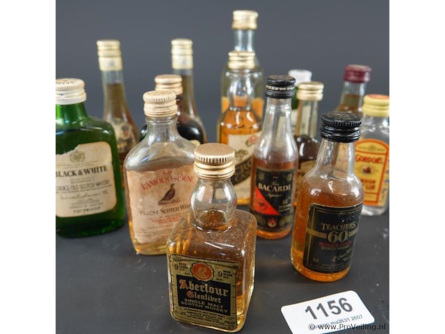 Verzameling vintage miniatuurflesjes (mignons) met diverse soorten alcoholische dranken. - afbeelding 3 van  4