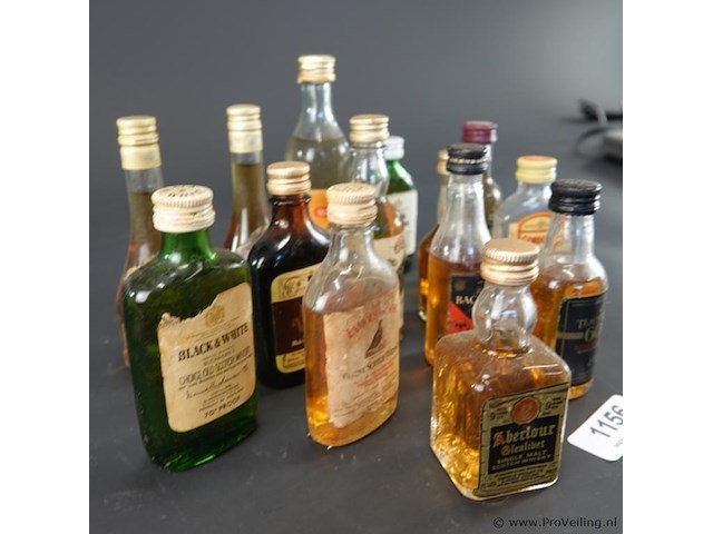 Verzameling vintage miniatuurflesjes (mignons) met diverse soorten alcoholische dranken. - afbeelding 4 van  4