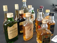 Verzameling vintage miniatuurflesjes (mignons) met diverse soorten alcoholische dranken. - afbeelding 4 van  4