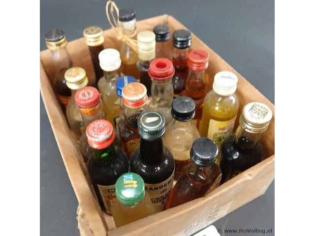 Verzameling vintage miniatuurflesjes (mignons) met diverse soorten alcoholische dranken. - afbeelding 2 van  5