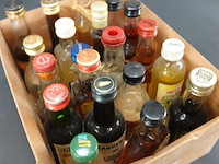 Verzameling vintage miniatuurflesjes (mignons) met diverse soorten alcoholische dranken. - afbeelding 2 van  5
