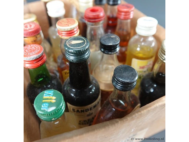 Verzameling vintage miniatuurflesjes (mignons) met diverse soorten alcoholische dranken. - afbeelding 3 van  5