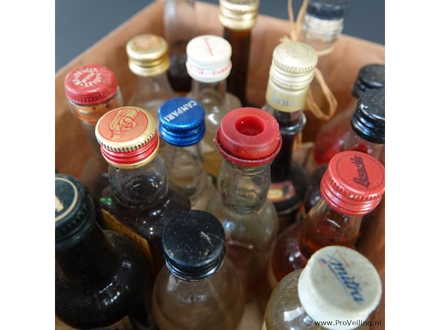 Verzameling vintage miniatuurflesjes (mignons) met diverse soorten alcoholische dranken. - afbeelding 4 van  5