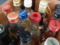 Verzameling vintage miniatuurflesjes (mignons) met diverse soorten alcoholische dranken. - afbeelding 4 van  5