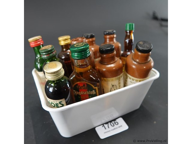 Verzameling vintage miniatuurflesjes (mignons) met diverse soorten alcoholische dranken. - afbeelding 1 van  5