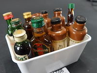 Verzameling vintage miniatuurflesjes (mignons) met diverse soorten alcoholische dranken. - afbeelding 1 van  5