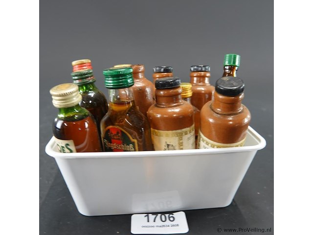 Verzameling vintage miniatuurflesjes (mignons) met diverse soorten alcoholische dranken. - afbeelding 2 van  5