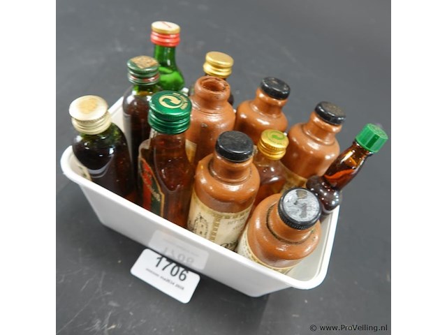 Verzameling vintage miniatuurflesjes (mignons) met diverse soorten alcoholische dranken. - afbeelding 3 van  5