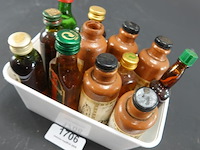 Verzameling vintage miniatuurflesjes (mignons) met diverse soorten alcoholische dranken. - afbeelding 3 van  5