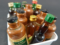 Verzameling vintage miniatuurflesjes (mignons) met diverse soorten alcoholische dranken. - afbeelding 4 van  5