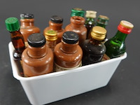 Verzameling vintage miniatuurflesjes (mignons) met diverse soorten alcoholische dranken. - afbeelding 5 van  5
