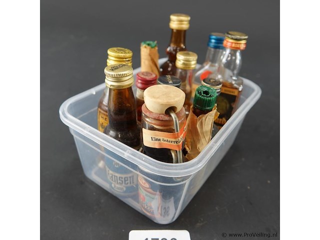 Verzameling vintage miniatuurflesjes (mignons) met diverse soorten alcoholische dranken. - afbeelding 1 van  5